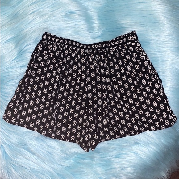 Xhilaration XS shorts black & white with pockets​​ - Picture 3 of 4